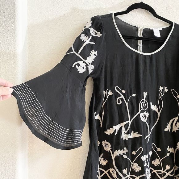 Esley Blouse Size M Embroidered Detail White Black Flowy Button Back‎ Top Blouse - Picture 6 of 8